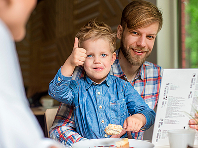 Forkæl far på Fars Dag med en skøn middag på Hotel Hjallerup Kro